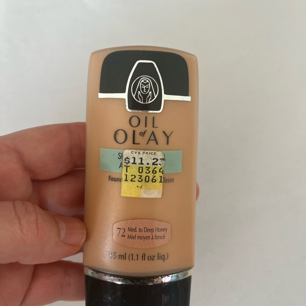 OLAY Medium to Deep Honey Foundation - Picture 2 of 4